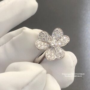 VCA Frivole ring, diamond, 18k white gold, 1 flower